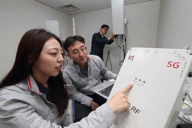 KT 연구원들이 서울 우면동 융합기술원에서 실내 5G 네트워크 품질을 높일 수 있는 ‘3.5GHz 주파수대역 5G RF 중계기’를 시험하고 있다./사진제공=KT