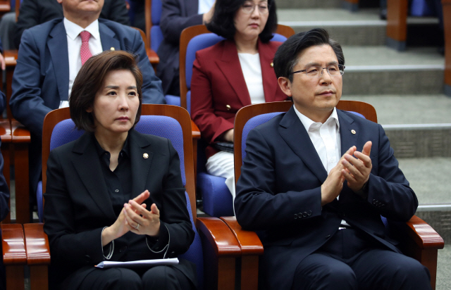 황교안(오른쪽) 자유한국당 대표와 나경원 원내대표가 지난달 30일 오후 여의도 국회 본청에서 열린 의원총회에서 박수를 치고 있다. /연합뉴스