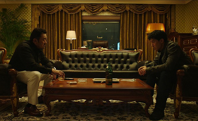 영화 ‘악인전’에서 조직 보스 장동수(왼쪽)와 강력반 형사 정태석(오른쪽)이 대화를 나누고 있다/사진제공=에이스메이커무비웍스