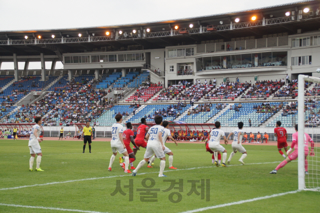 포항스틸러스 프로축구단이 지난 28일 미얀마 양곤 뚜안나 YTC스타디움에서 현지 프로팀 ‘아예와다디와’와  친선경기를 하고 있다./사진제공=포스코