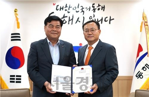 지난 28일 명노현(오른쪽) LS전선 대표가 동해시청을 방문해 지역 인재 육성을 위한 장학금 5억원을 기탁한 후 심규언 동해시장과 함께 기념촬영을 하고 있다.  /사진제공=LS전선