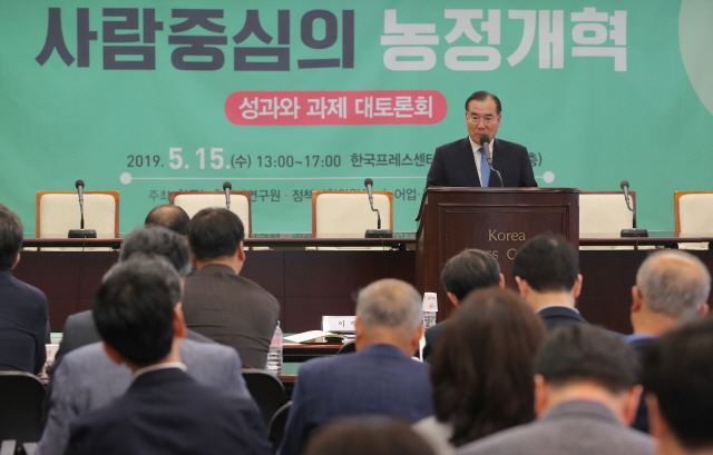 이개호 농림축산식품부 장관이 지난 15일 한국프레스센터에서 열린 ‘사람중심의 농정개혁’ 성과와 과제 대토론회에서 축사를 하고 있다./연합뉴스