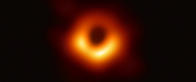 한국을 비롯한 주요국의 13개 천문우주연구기관들이 공동작업으로 관측해 지난 4월 10일 공개한 블랙홀 ‘M87’의 모습. /사진제공=유럽남방천문대(ESO)