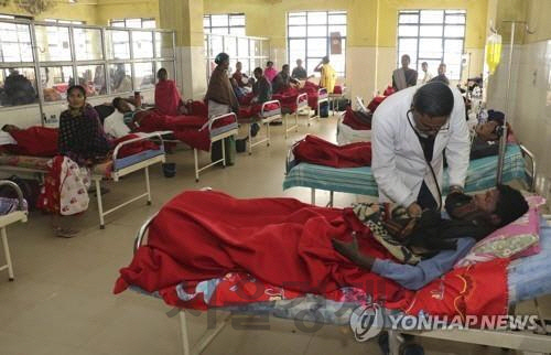 지난 2월 인도 아삼 주의 차 농장에서 독성물질이 섞인 밀주를 마신 환자가 병원에서 치료받고 있다.     /아삼=AP연합뉴스