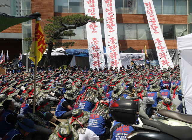 현대중공업 노조가 29일 울산광역시 동구 한마음회관 앞에서 회사의 법인분할에 반대하며 집회를 열고 있다. 노조는 지난 27일부터 주주총회가 열릴 예정이었던 한마음회관을 점거해 농성 중이다.  /연합뉴스