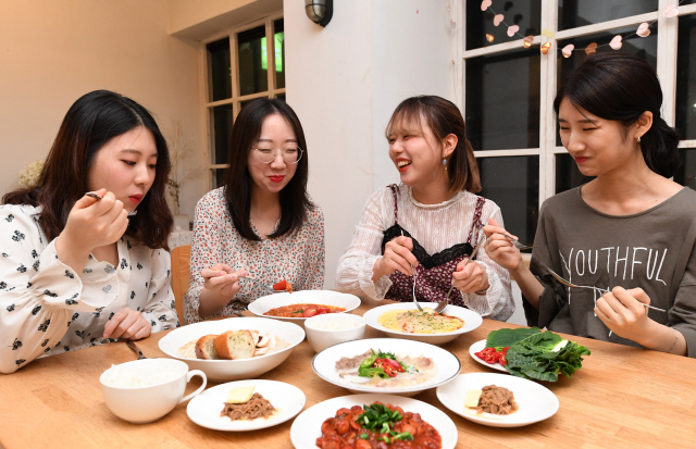 박보람(왼쪽부터)씨와 백현정·우혜진·이주희씨가 본죽 제품으로 구성한 파티 음식을 즐기고 있다./성형주기자