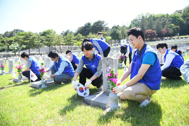 효성 임직원이 29일 오후 서울 동작구에 위치한 국립서울현충원을 찾아 1사 1묘역 자매결연 협약을 맺은 9묘역에서 묘역 정화 활동을 하고 있다. /사진제공=효성