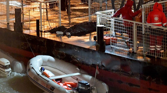 29일(현지시간) 저녁 헝가리 부다페스트 다뉴브강 유람선 침몰사고로 숨진 희생자의 시신이 인양돼 검은 비닐에 덮여 있다./AFP=연합뉴스