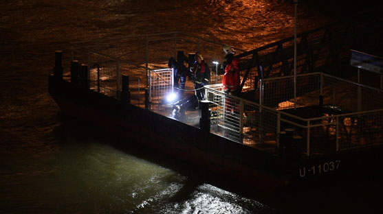 지난 29일(현지시간) 헝가리 부다페스트 다뉴브 강에서 유람선이 침몰한 가운데 한국인 관광객이 33명 탑승한 것으로 알려졌다. /EPA=연합뉴스