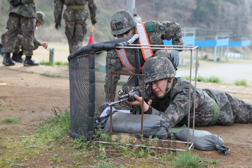 육군 보병학교에서 사격 훈련을 받고 있는 신임 장교들. 1.821명 전원이 특등사수 판정을 받았다.