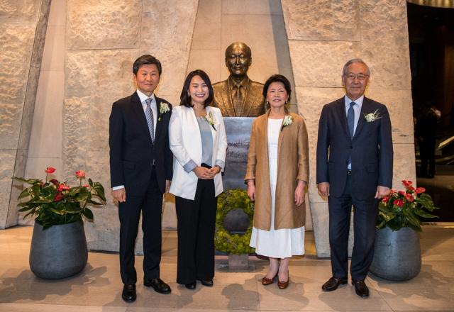 30일 서울 삼성동 포니정홀에서 열린 제13회 ‘포니정 혁신상’ 시상식에서 (왼쪽부터)정몽규 HDC 회장과 수상자인 장유정 영화감독, 고 정세영 현대산업개발 명예회장의 부인 박영자 여사, 김철수 포니정재단 이사장이 기념촬영을 하고 있다. 포니정 혁신상은 현대자동차 설립자인 고 정세영 현대산업개발 명예회장의 애칭인 ‘포니정’에서 이름을 따 지난 2006년 제정돼 혁신적인 사고를 통해 우리사회에 긍정적인 변화를 일으키는 데 공헌한 개인이나 단체에게 수여하고 있다. /사진제공=HDC현대산업개발