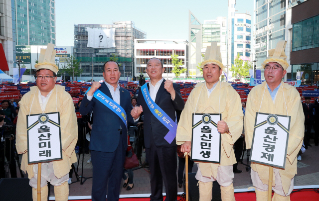 지난 29일 울산 남구 롯데광장에서 열린 ‘한국조선해양 울산 존치 촉구, 울산시민 총궐기 대회’에서 송철호 울산시장(가운데)과 황세영(왼쪽 두 번째) 울산시의장이 삭발한 채 울산 존치를 요구하고 있다. /사진제공=울산시