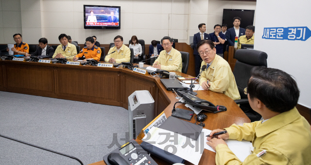 이재명(오른쪽 두번째) 경기도지사 30일 헝가리 부다페스트 다뉴브강에서 발생한 유람선 침몰사고와 관련해 긴급재난상황 점검회의를 주재하고 있다. /사진제공=경기도