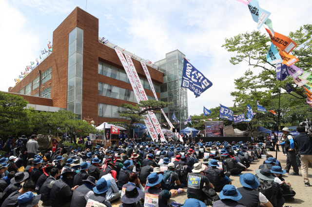 30일 현대중공업 노조가 점거 농성을 하고 있는 울산시 동구 한마음회관 앞에서 영남권 민주노총 조합원들이 모여 결의대회를 열고 있다. /연합뉴스