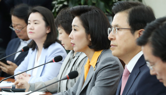 자유한국당 나경원 원내대표(가운데)가 30일 오전 국회에서 열린 최고위원회의에서 발언하고 있다. /연합뉴스