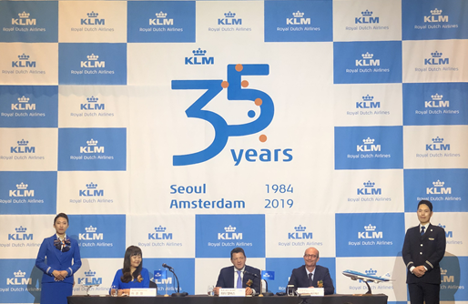 피터 앨버스(가운데) KLM네덜란드항공 CEO가 30일 서울 용산구 드래곤시티에서 한국 취항 35년을 기념한 기자간담회에서 인사말을 하고 있다./구경우기자