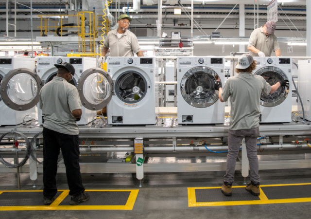 29일(현지시간) 미국 테네시 주 클락스빌에 위치한 LG전자 세탁기 공장에서 현지 직원들이 세탁기를 생산하고 있다. /사진제공=LG전자
