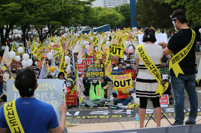 일산신도시 주민들이 지난 25일 고양시 일산 동구청앞에서 3기 신도시 지정 철회를 요구하는 집회를 열고 있다. /연합뉴스