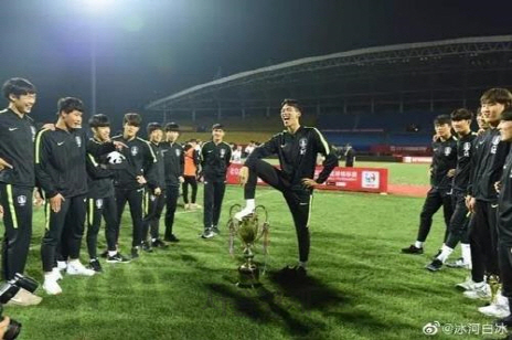 한국 18세 이하(U-18) 축구 대표팀이 중국 국제대회에서 우승한 뒤 우승컵에 발을 올린 채 기념촬영을 하고 있다.    /연합뉴스