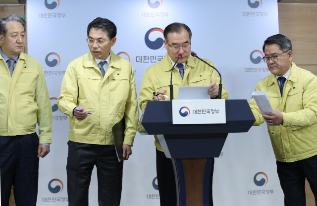 이개호 농림축산식품부 장관이 9일 오전 서울 세종로 정부서울청사에서 아프리카 돼지열병 국내 발생 차단을 위한 정부합동 담화문을 발표하고 있다./연합뉴스