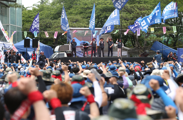 30일 오후 현대중공업 노조가 점거 농성을 하는 울산시 동구 한마음회관 앞에서 영남권 민주노총 조합원들이 함께 참가한 결의대회가 열리고 있다. /연합뉴스