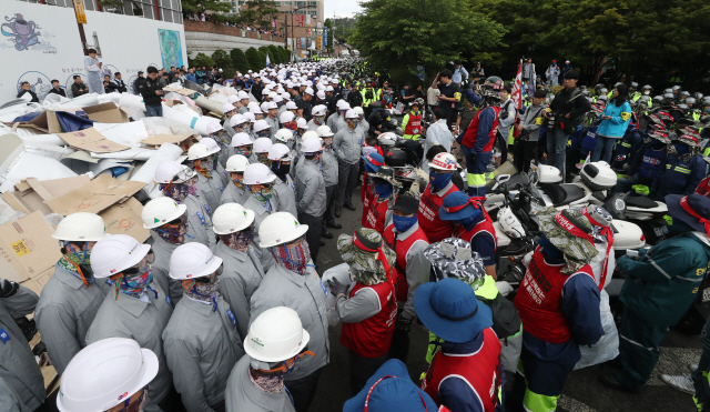 현대중공업 주주총회날인 31일 오전 현대중공업 노조가 점거 농성을 벌이고 있는 한마음회관 앞에서 회사 측과 노조 측이 대치하고 있다. /울산=연합뉴스