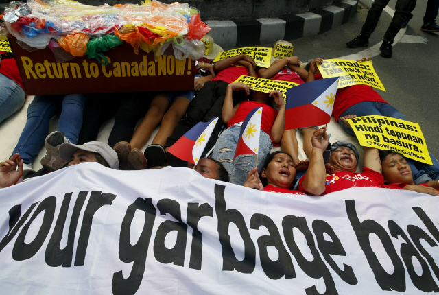 필리핀 시민단체들이 이달 21일(현지시간) 마닐라에서 선진국에 쓰레기를 되가져가라는 퍼포먼스를 하고 있다. /마닐라=AP연합뉴스