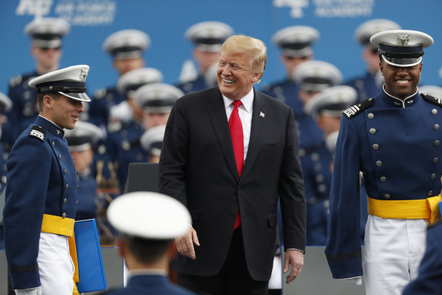 도널드 트럼프(가운데) 미국 대통령이 30일(현지시간) 콜로라도 스프링스에 있는 공군사관학교 졸업식에서 웃고 있다. /콜로라도 스프링스=AP연합뉴스