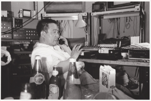 뉴욕 머서가의 집 겸 작업실에서 전화를 받고 있는 백남준. 사진작가 임영균이 1983년 작업실을 방문해 촬영했다. /사진제공=임영균 ⓒLim Young-kyun