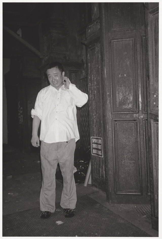 뉴욕 머서가의 집 겸 작업실에서의 백남준. 사진작가 임영균이 1983년 작업실을 방문해 촬영했다. /사진제공=임영균 ⓒLim Young-kyun