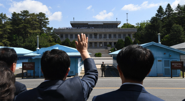 이해찬 더불어민주당 대표 등 당 지도부가 4·27남북공동선언 1주년을 맞아 31일 오전 경기도 파주시의 판문점 남측 지역 자유의집에서 현장 최고위원회의를 마친 뒤 북측을 향해 손을 흔들고 있다./연합뉴스