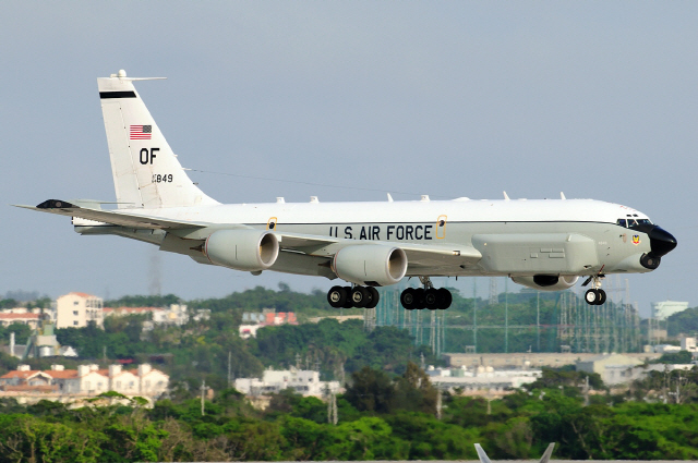 미 공군의 RC-135U 컴뱃 센트 정찰기. 적의 레이더를 전파를 잡아 방공망을 분석하는 기능을 맡는다. 미 공군은 단 2대만 보유한 이 기종을 5월 말 한반도 상공에 투입, 정찰 활동을 펼쳤다./사진= 위키피디어