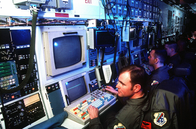 RC-135W 정찰기 내부. RC-135 정찰기 시리즈는 기체연령이 오래됐어도 꾸준한 개량으로 최신 장비를 탑재해 한반도 전정역의 전파 및 신호, 음향 정보를 낱낱이 파악할 수 있다./ 위키피디어