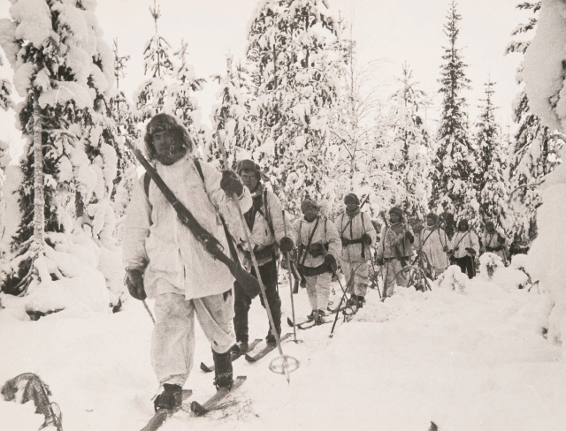 겨울전쟁(1939년11월 30일~1940년 3월 13일) 당시 하얀 위장복을 입은 핀란드 군. 이들은 스키로 숲을 가로질러 이동하며, 길을 따라 종대로 전진하던 소련군을 공격했다. /사진제공=김영사