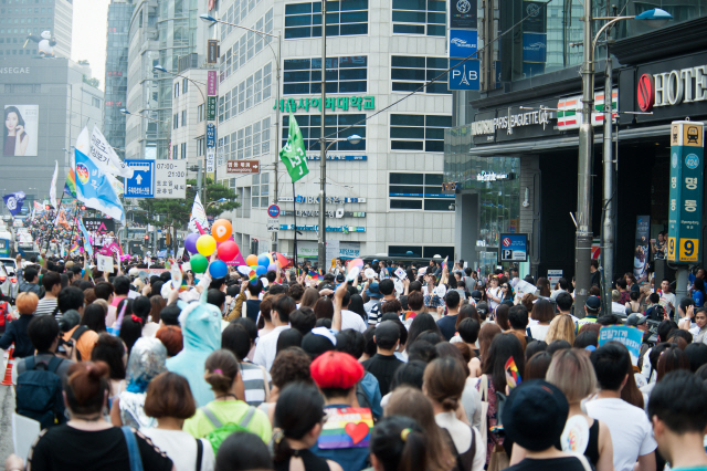 지난해 7월 열린 제19회 ‘서울퀴어문화축제’에 참여한 시민들이 서울 시내를 활보하고 있다./서울퀴어문화축제 조직위원회