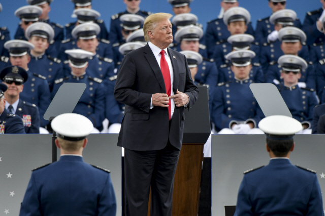 COLORADO SPRINGS, CO - MAY 30: President Donald Trump waits to shake hands wit  h United States Air Force Academy cadets as they receive their diplomas during their graduation ceremony at Falcon Stadium on May 30, 2019 in Colorado Springs, Colorado.   Michael Ciaglo/Getty Images/AFP== FOR NEWSPAPERS, INTERNET, TELCOS & TELEVISION USE ONLY ==      <저작권자(c) 연합뉴스, 무단 전재-재배포 금지>