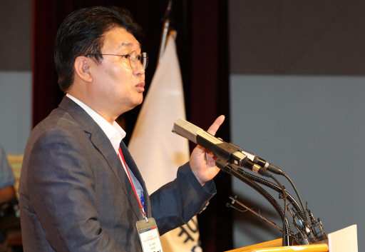 정용기 자유한국당 정책위의장이  31일 충남 천안시 우정공무원교육원에서 열린 국회의원·당협위원장 연석회의에서 인사말을 하고 있다. /연합뉴스