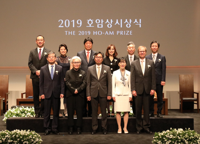 31일 서울 서소문로 호암아트홀에서 열린 ‘제29회 호암상 시상식’에서 수상자들이 기념촬영을 하고 있다.  김황식(앞줄 왼쪽부터) 호암재단 이사장, 이 불 작가(예술상), 마빈 천 교수(과학상) 부부,  올로브 아멜린 스웨덴 노벨상박물관 부회장과   앤드루 강(뒷줄 왼쪽부터) 교수(공학상) 부부, 오우택 소장(의학상) 부부, (사)러브아시아(사회봉사상) 박희철 이사장, 김봉구 관장. /사진제공=호암재단