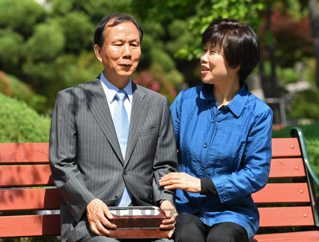 이재서(왼쪽) 총신대 총장의 아내인 한점숙씨가 남편을 사랑 가득한 눈길로 바라보고 있다.