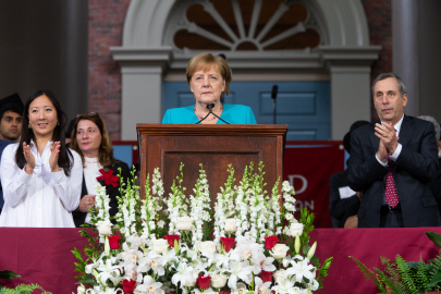 앙겔라 메르켈(가운데) 독일 총리가 30일(현지시간) 미국 매사추세츠주 케임브리지시에 있는 하버드대 졸업식에서 축사를 하고 있다. /케임브리지=UPI연합뉴스