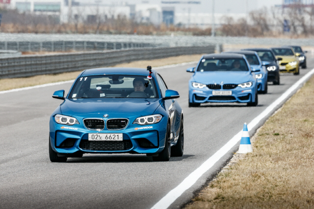 BMW의 고성능 차 ‘M2’가 영종도 BMW 드라이빙 센터 서킷을 달리고 있다./사진제공=BMW코리아