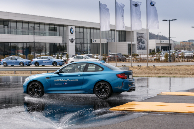 영종도 BMW 드라이빙센터에서 BMW의 고성능 차 ‘M2’로  운전교육이 진행되고 있다./사진제공=BMW코리아