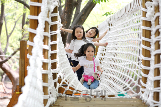 어린이들이 그랜드 하얏트 서울 야외 캠핑장에서 캠핑을 즐기고 있는 모습./사진제공=그랜드 하얏트 서울