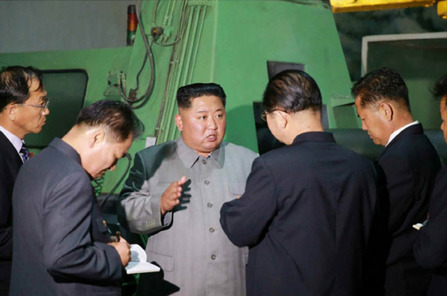 북한 노동신문은 1일 김정은 북한 국무위원장이 자강도 강계트랙터종합공장을 시찰했다고 보도했다./연합뉴스