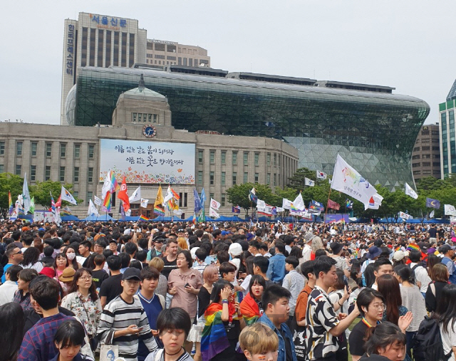'아픔 씻어주는 축제' vs '동성애는 질병'…서울광장서 열린 '퀴어축제', 인근에선 '맞불집회'