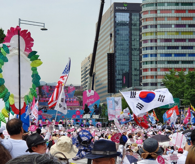 '아픔 씻어주는 축제' vs '동성애는 질병'…서울광장서 열린 '퀴어축제', 인근에선 '맞불집회'