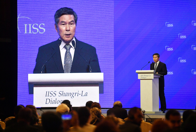 정경두 국방부 장관이 1일 싱가포르에서 열린 제18차 아시아안보회의(일명 샹그릴라 대회)에서 ‘한반도 안보와 다음 단계’를 주제로 본회의 연설을 하고 있다. /사진제공=국방부