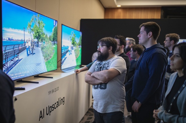 지난달 31일(현지시간) 브라질 상파울루에 위치한 르네상스호텔에서 삼성전자 주최로 열린 ‘QLED 8K’ 테크세미나에 참가한 업계 전문가들이 QLED 8K TV의 AI 업스케일링(고화질변환) 기능을 살펴보고 있다. /사진제공=삼성전자