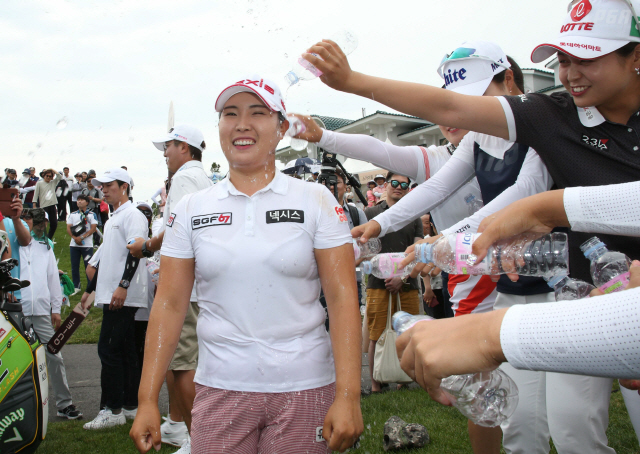 김보아가 2일 롯데칸타타 여자오픈에서 우승한 뒤 동료들의 축하 물세례를 받고 있다. /사진제공=KLPGA