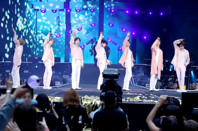 그룹 방탄소년단(BTS)이 1일(현지시간) 영국 대중문화의 상징인 런던 웸블리 스타디움에서 공연하고 있다. /사진제공=빅히트엔터테인먼트
